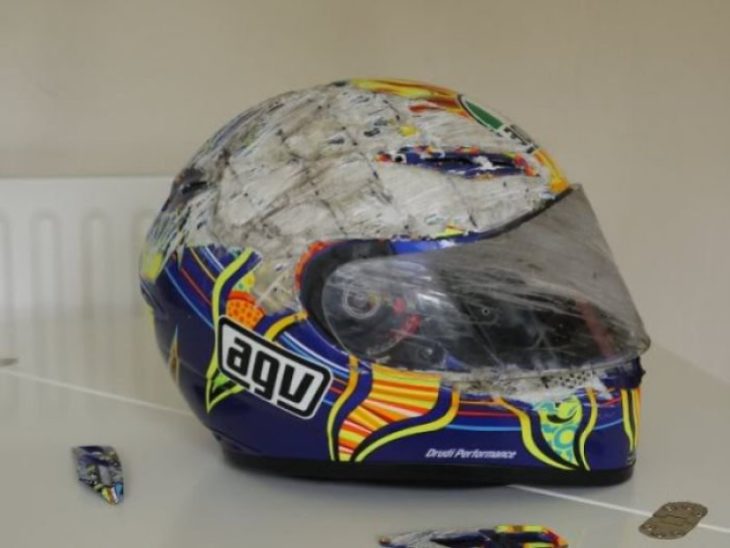 casco azul con llamas pintadas raspado