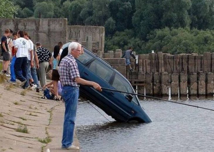 ancano pescando mientras una camioneta se hunde