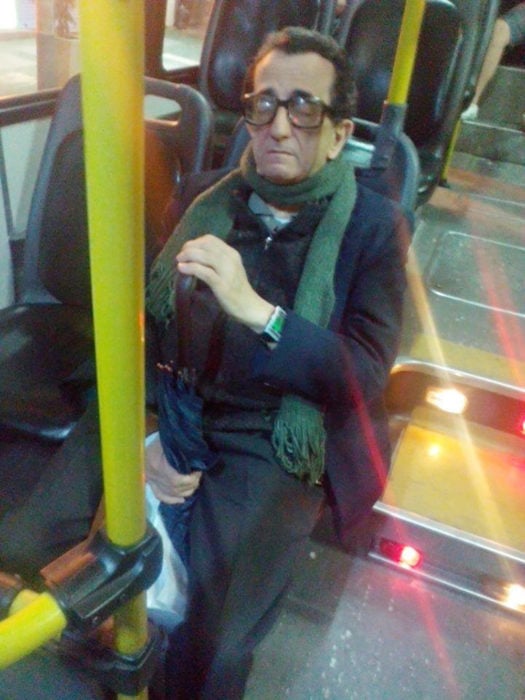 parecido a Woody Allen en el transporte público
