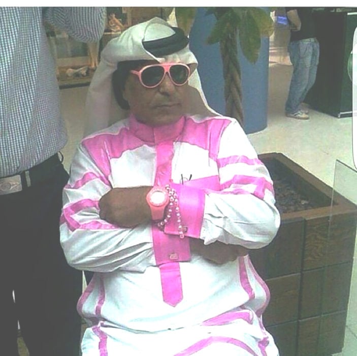 árabe con turbandte y ropa deportiva con líneas rosas