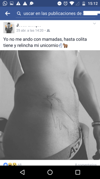 HOMBRE CON COLA DE UNICORNIO TATUADA EN SU CADERA