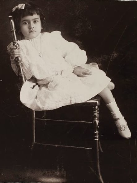 Frida Kahlo de niña sentada en una silla