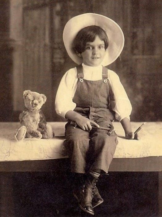 Frida Kahlo de niña con overol y sombrero 