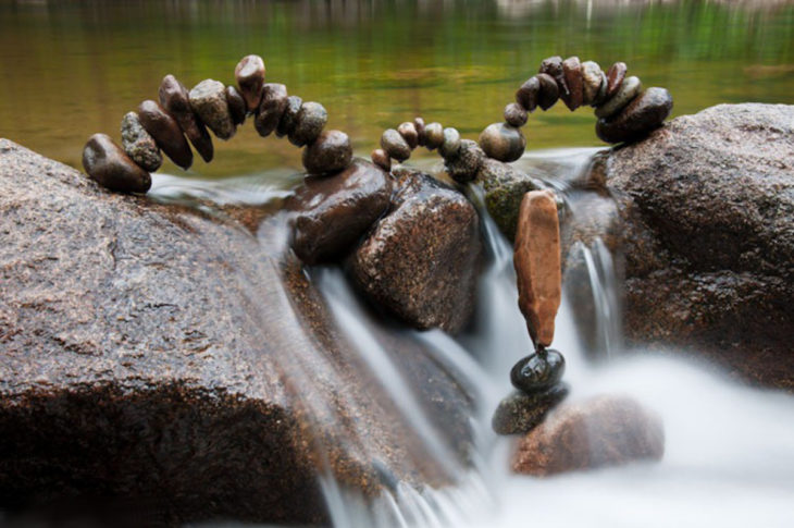 piedras en casacada equilibradas perfectamente