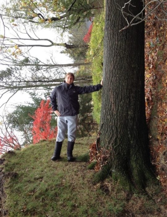 hombre recargado en un tronco pero todo el bosque está acostado 