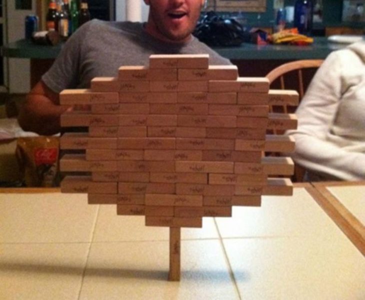 todos los jengas sobre un pequeño jenga 