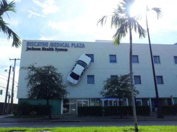 carro sobre edificio 