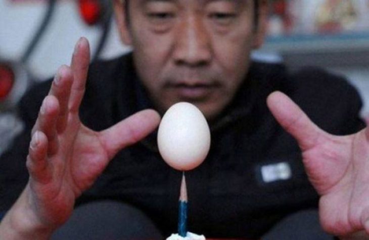 lapiz equilibrando un huevo 