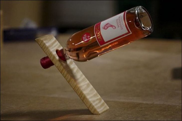 botella en pedazo de madera