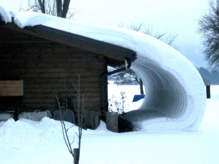 casa cubierta de nieve