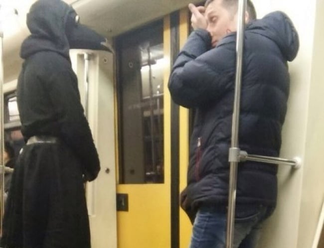hombre disfrazado en el metro 