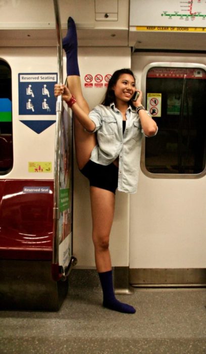 Mujer estirándose en el metro 