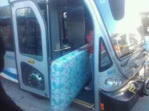 Mujer quiere meter colchón al autobús 