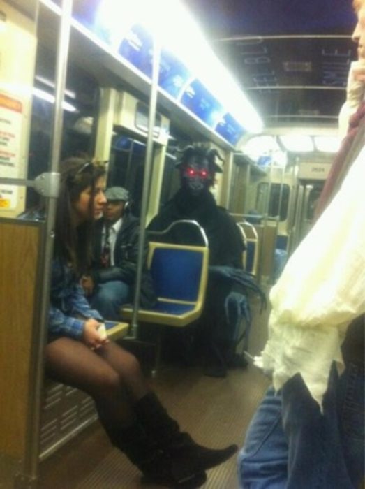 Disfraz diabólico en el metro 