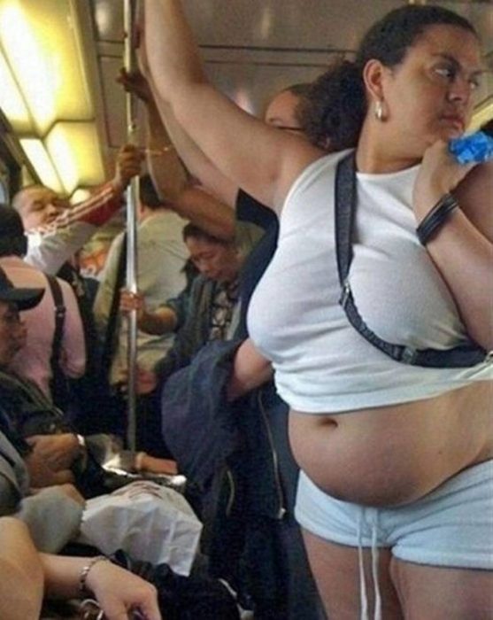 Mujer con la panza de fuera en el metro 