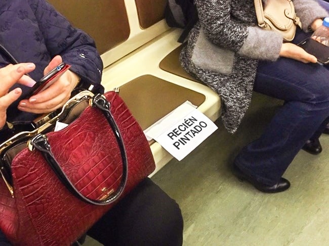 asiento recién pintado en el metro