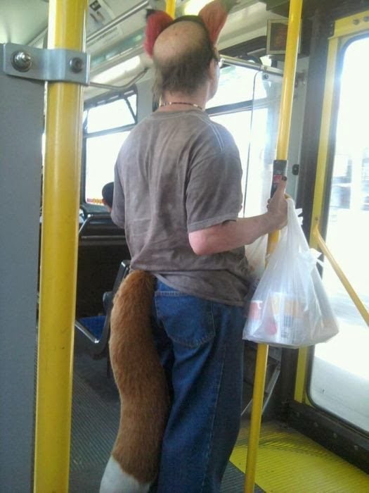 hombre con orejas y cola de zorro en el metro 