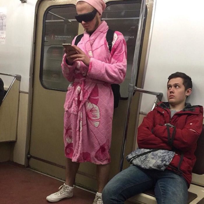 hombre con bata rosa en el metro 