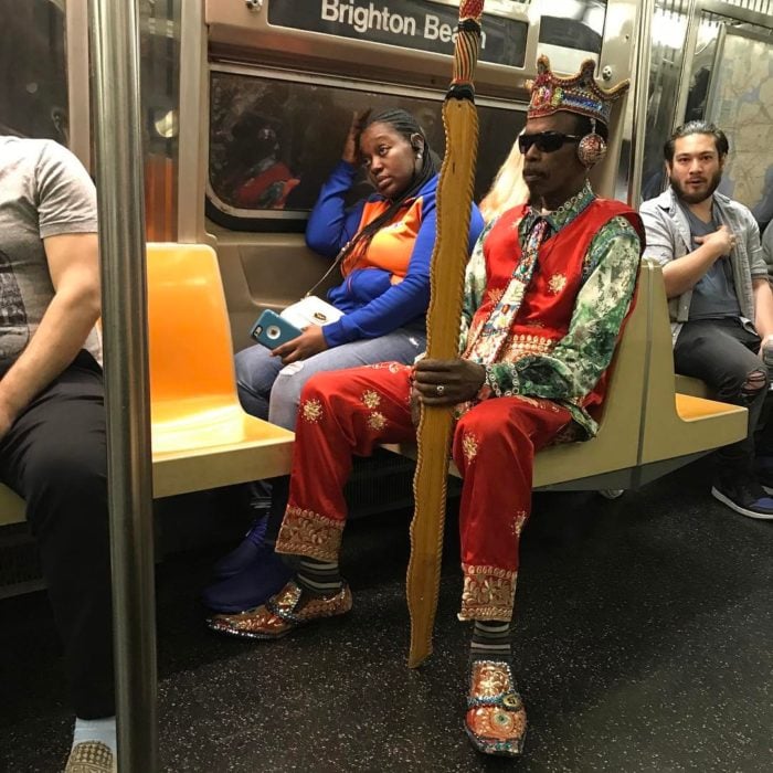 hombre vestido de rey en el metro 