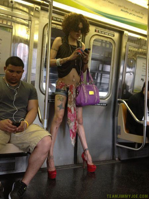 travesti en el metro 