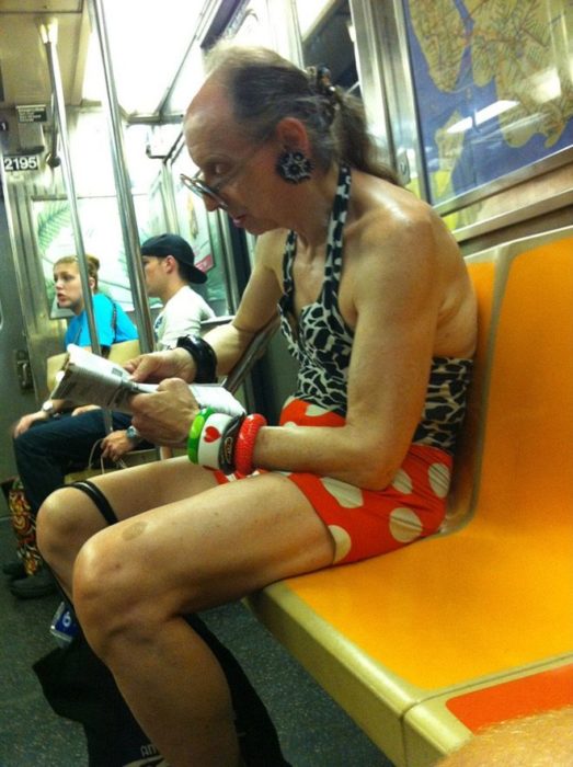 Hombre vestido extrañamente en el metro 