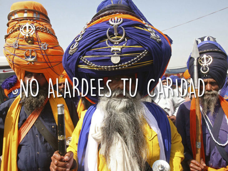 alardear caridad