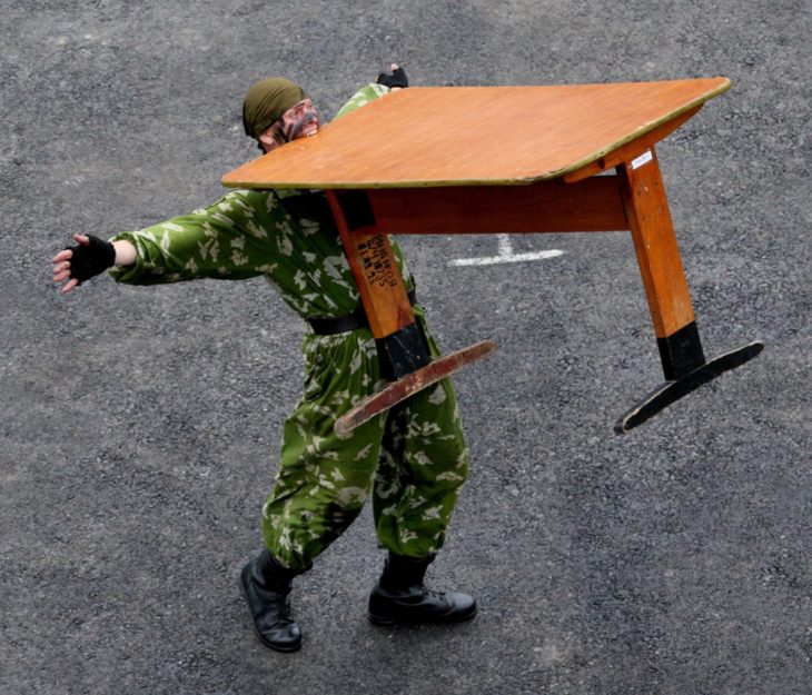 Imágenes inexplicables - soldado cargando mesa con los dientes