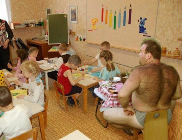 Imágenes inexplicables - hombre en calzones en clases de kinder