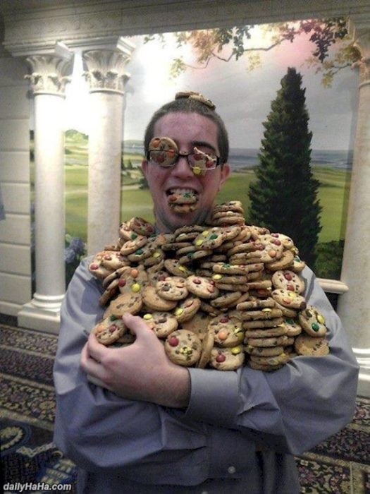 Imágenes inexplicables - hombre con muchísimas galletas 