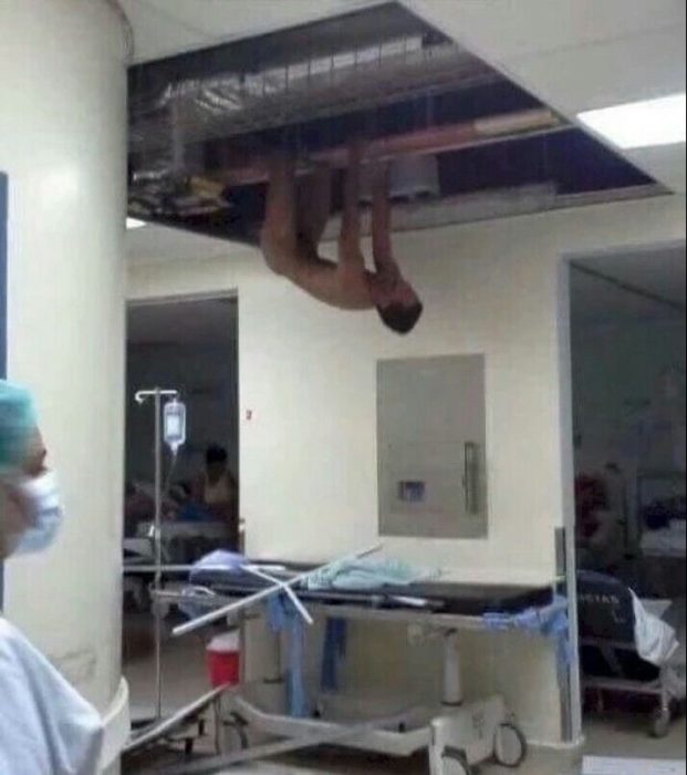 Imágenes inexplicables - hombre desnudo en el techo de un hospital 