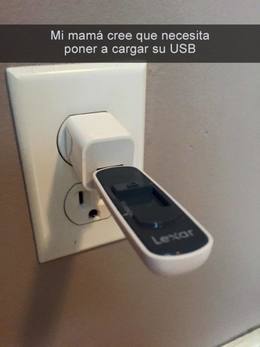 mamá cargando su usb