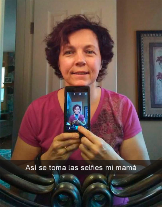 Mamá selfie frente al espejo 