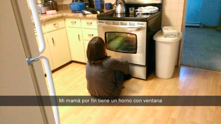 mamá viendo el horno 