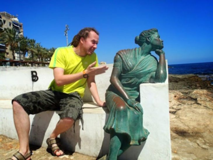 Hombre peleando con estatua mujer