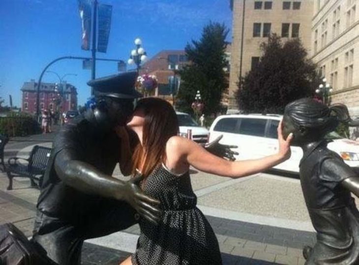 Mujer besando a estatua 