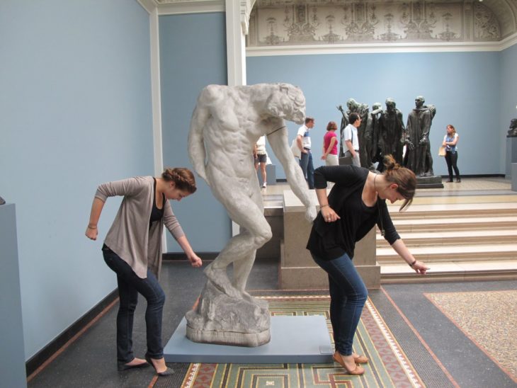 Chicas bailando con estatua de museo