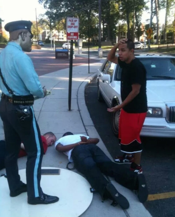 Estatua policía arrestando a tres