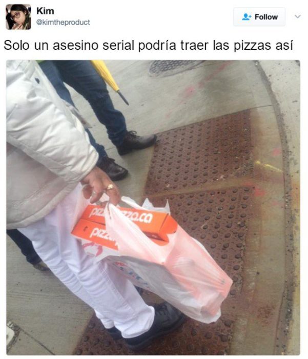 hombre lleva la pizza verticalmente