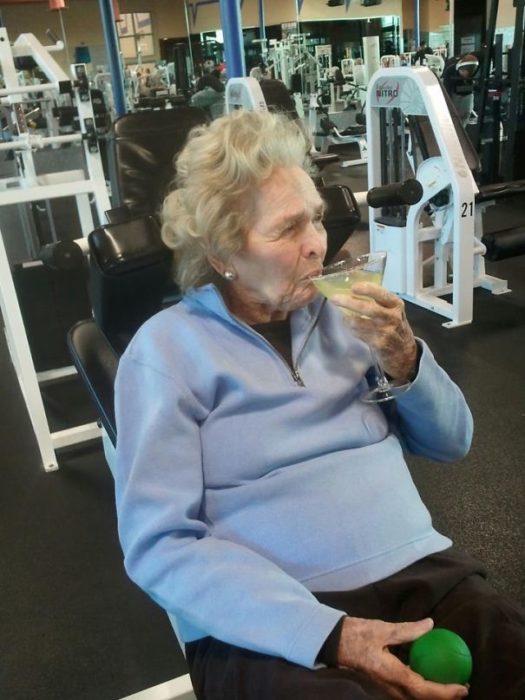 abuelita tomándose un martini en el gym 