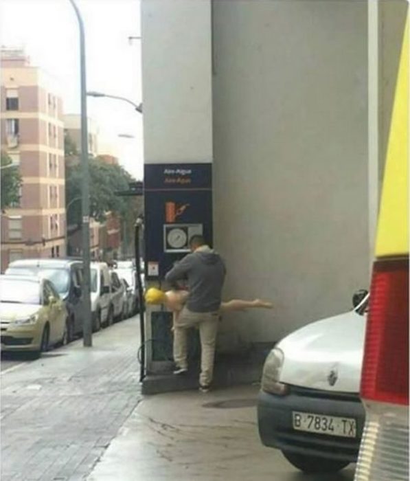 hombre inflando su muñeca en gasolinera