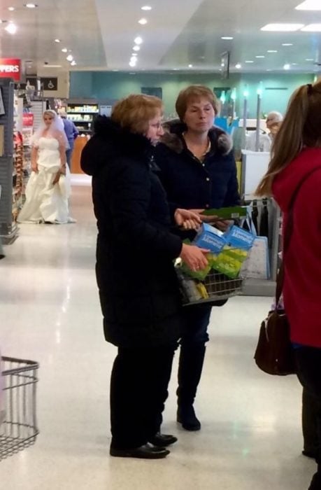 novia en el supermercado 