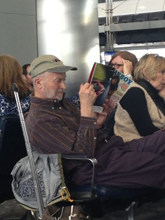 señor leyendo playboy en el aeropuerto 