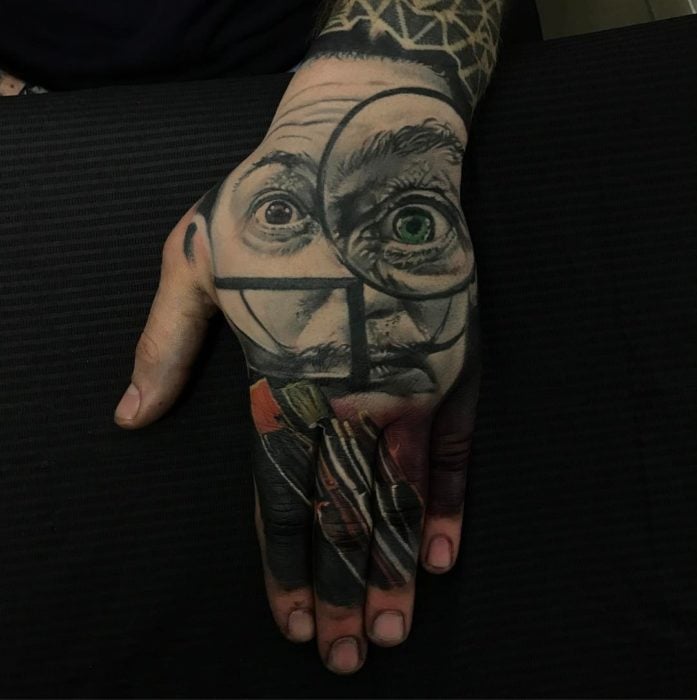 salvador dalí tatuaje en la mano