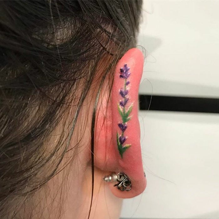 Tatuaje en el oido 