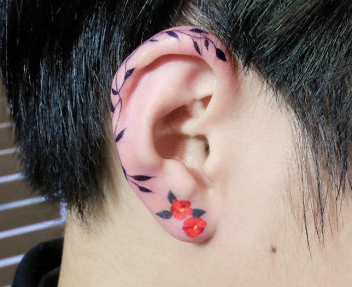 Tatuaje de flores en el cartilago 