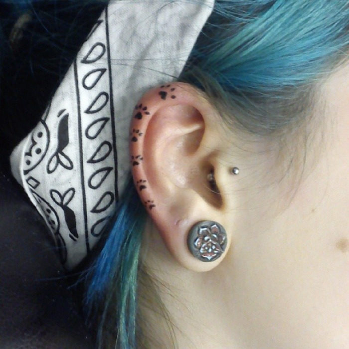 Tatuaje de huellas en el cartílago del oído 