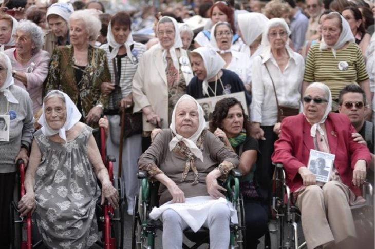 abuelitas en una marcha