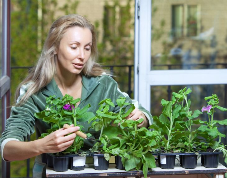 mujer hablándole a las plantas