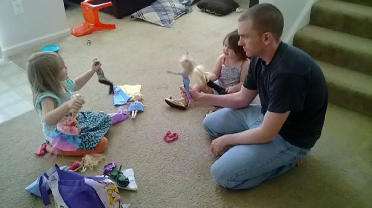 papá jugando a las barbies con sus hijas