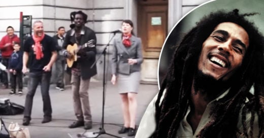 Cover Canta a Bob Marley en la calle e invita a alguien del público a unirse a él. El dúo es impresionante